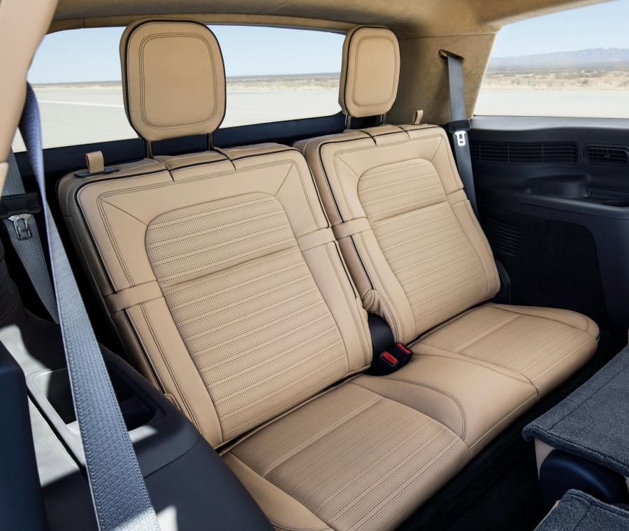 Интерьер Lincoln Aviator 2018 года  (фото 6 из 23)